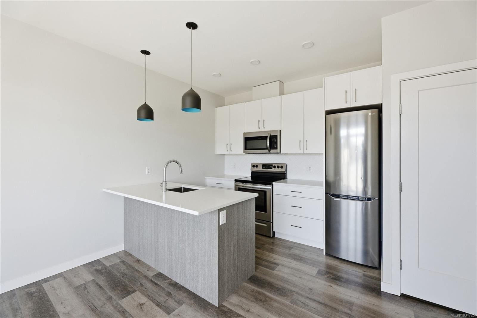 #303-1515 Redfern St, Victoria, BC - Indoor Photo Showing Kitchen