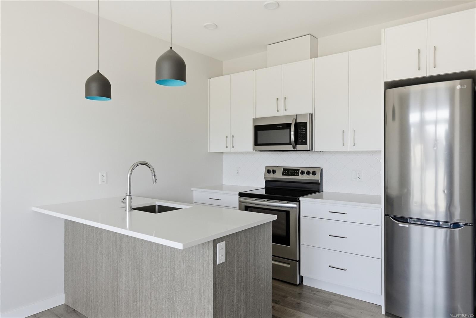 #303-1515 Redfern St, Victoria, BC - Indoor Photo Showing Kitchen With Upgraded Kitchen