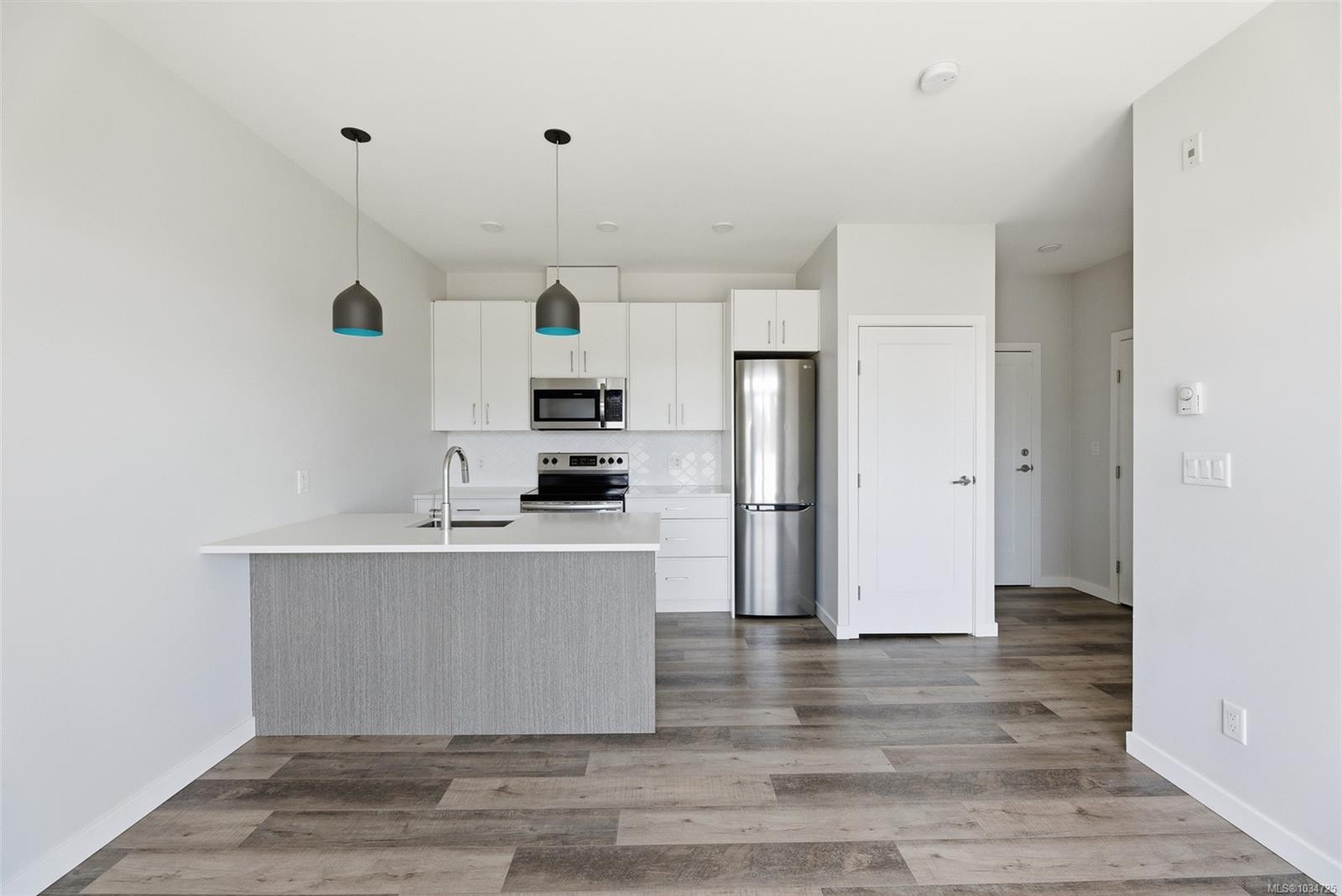 #303-1515 Redfern St, Victoria, BC - Indoor Photo Showing Kitchen