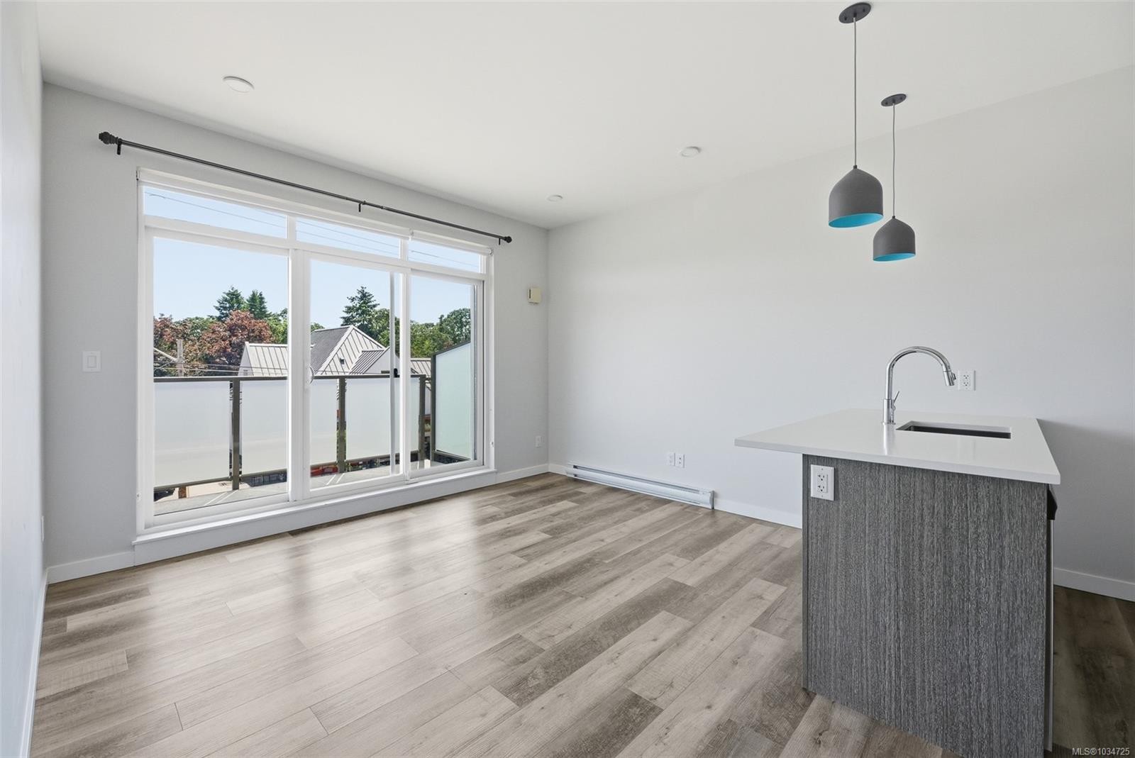 #303-1515 Redfern St, Victoria, BC - Indoor