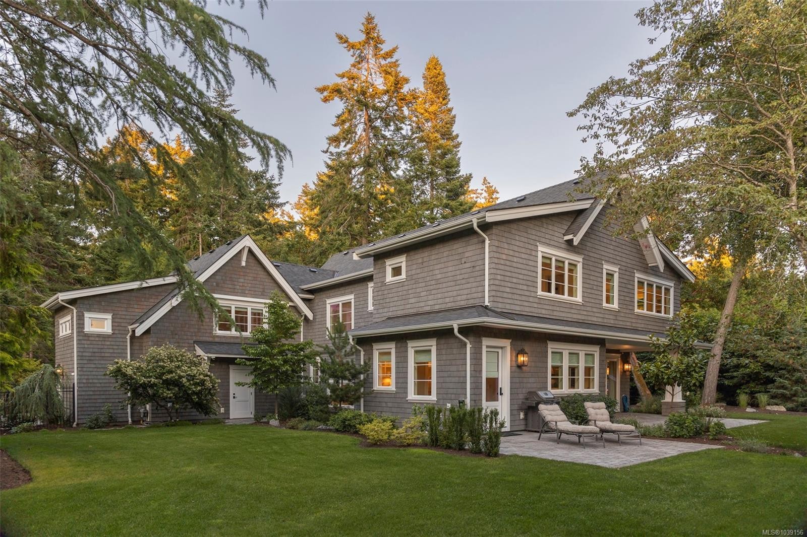 2571 Macdonald Dr West, Saanich, BC