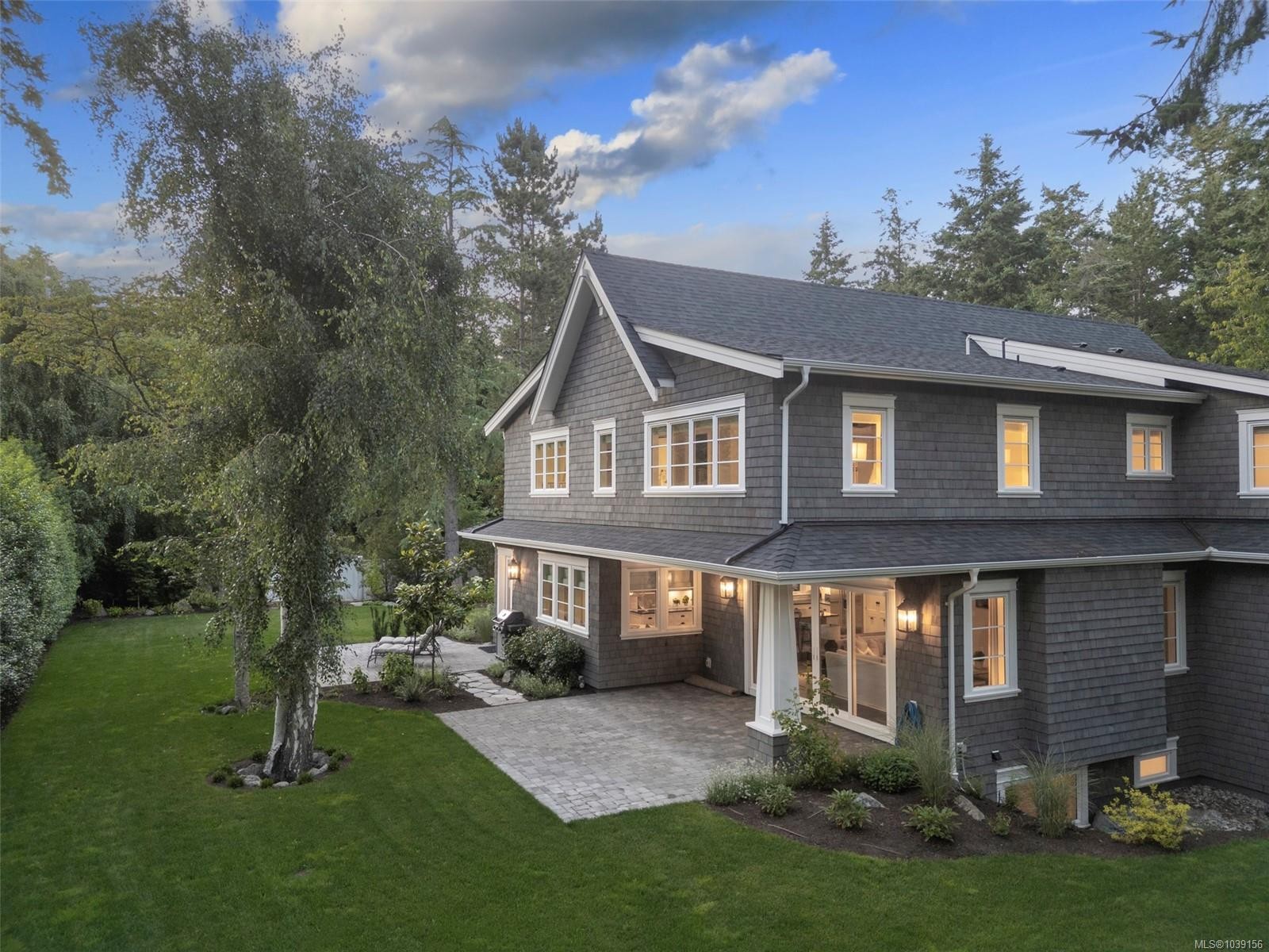 2571 Macdonald Dr West, Saanich, BC