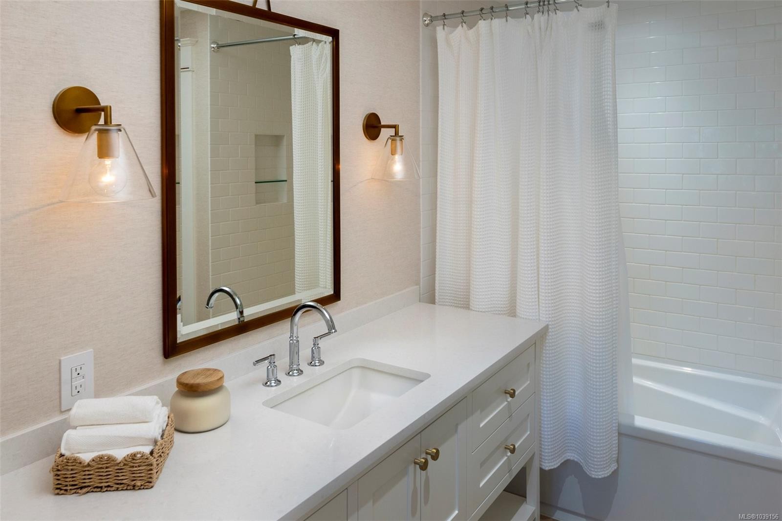 2571 Macdonald Dr West, Saanich, BC