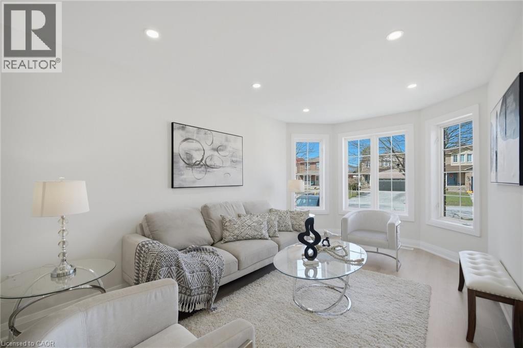 11 Wessenger Drive, Barrie, ON - Indoor Photo Showing Living Room