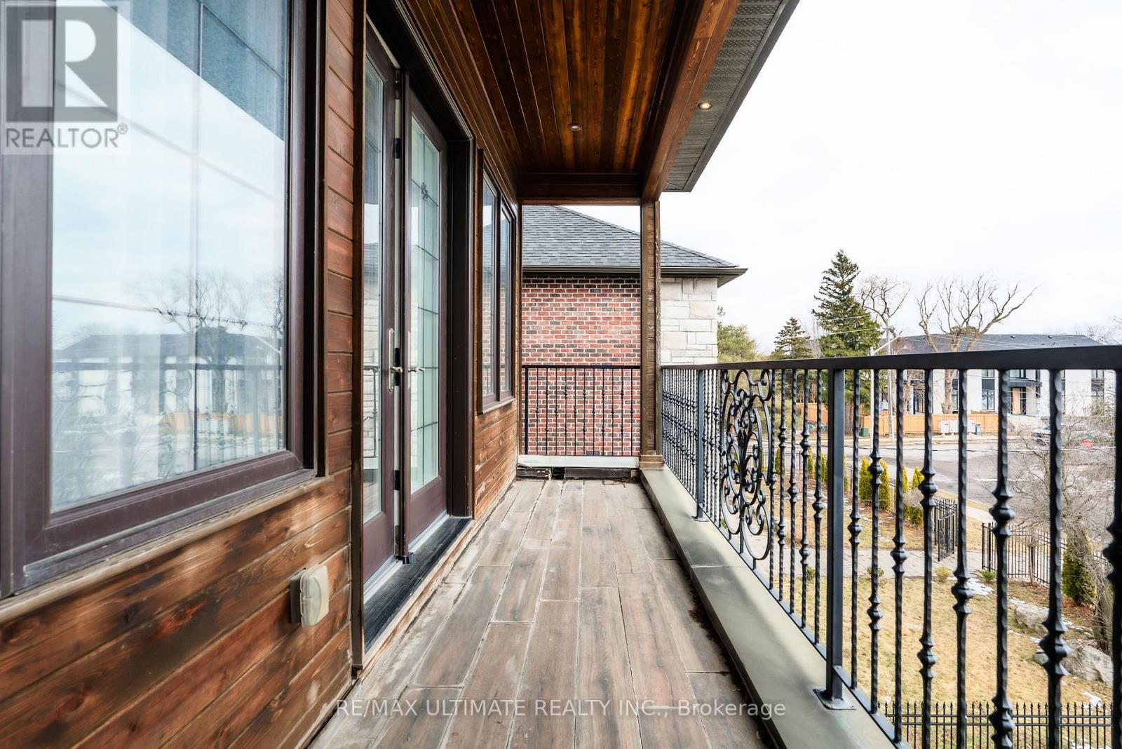 2 Poplar Drive, Richmond Hill, ON