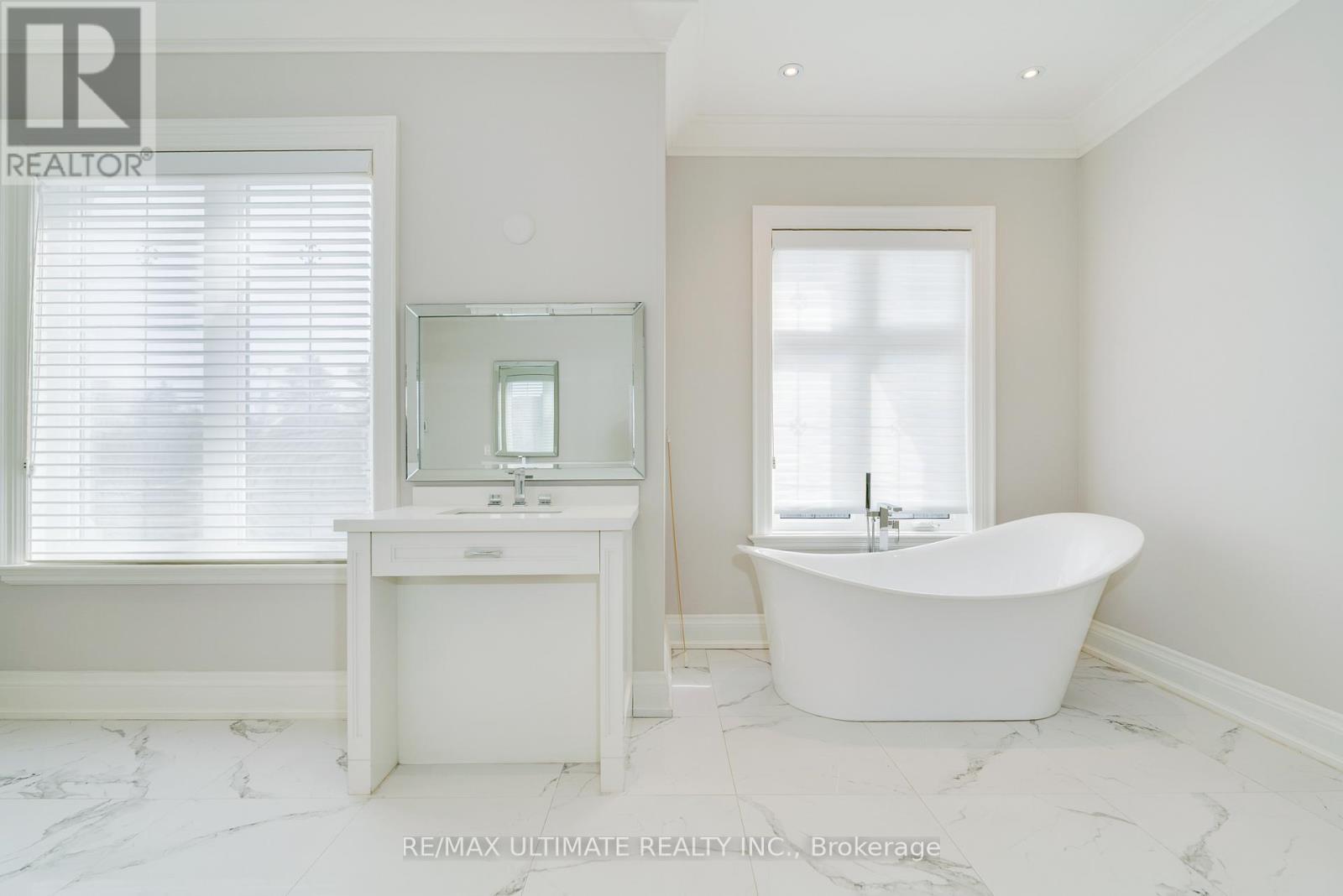 2 Poplar Drive, Richmond Hill, ON