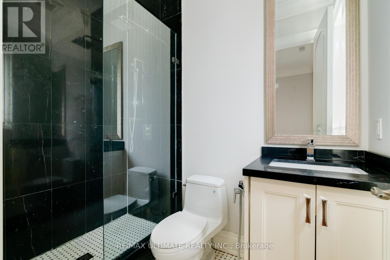 2 Poplar Drive, Richmond Hill, ON