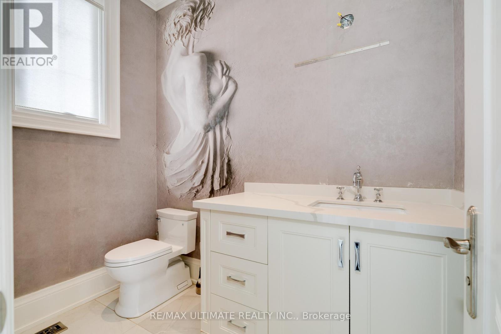 2 Poplar Drive, Richmond Hill, ON