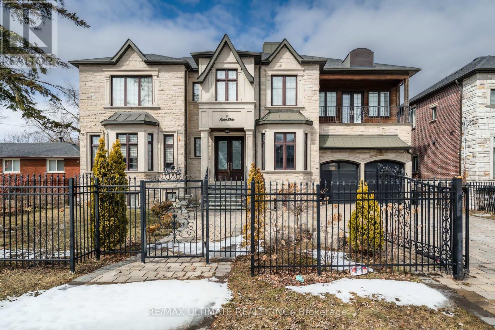 2 Poplar Drive, Richmond Hill, ON