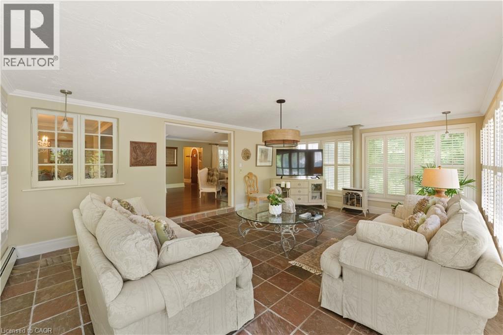 3040 First Street, Burlington, ON - Indoor Photo Showing Living Room