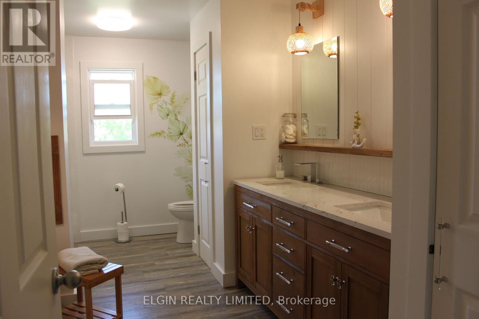 Front house bathroom double sinks - 42445 John Wise Line, Central Elgin, ON