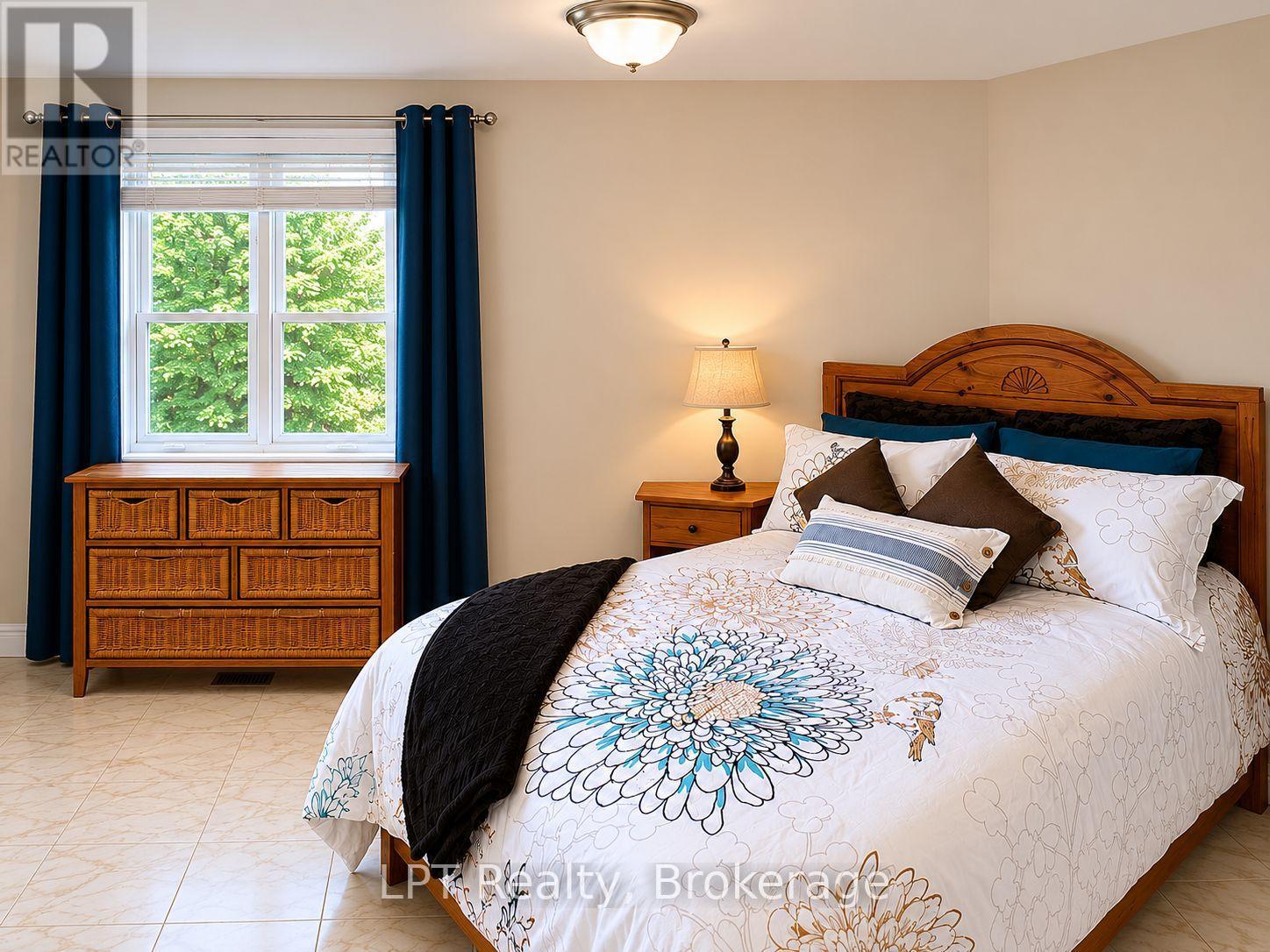 Main Floor Bath With Soaker Tub Entrance From Bed - 10 Vicari Road, Brighton, ON