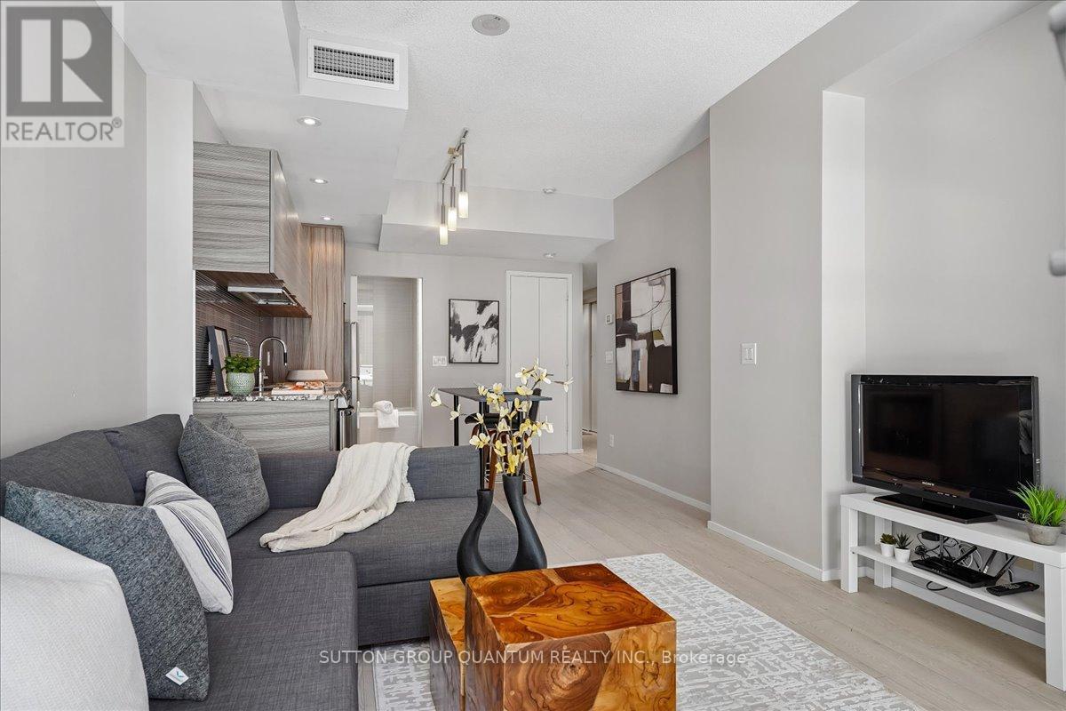 404 - 8 Charlotte Street, Toronto, ON - Indoor Photo Showing Living Room