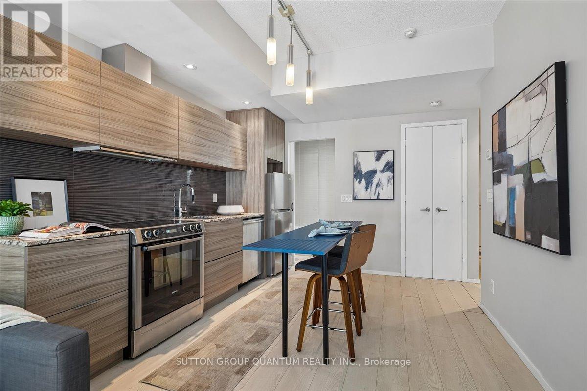 404 - 8 Charlotte Street, Toronto, ON - Indoor Photo Showing Kitchen