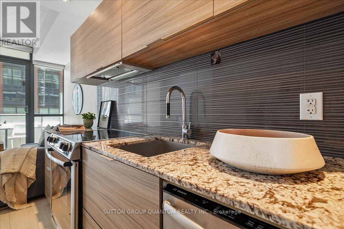 404 - 8 Charlotte Street, Toronto, ON - Indoor Photo Showing Kitchen