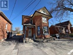UPPER LEVEL - 100 ESSA ROAD Barrie, ON L4N 3K7