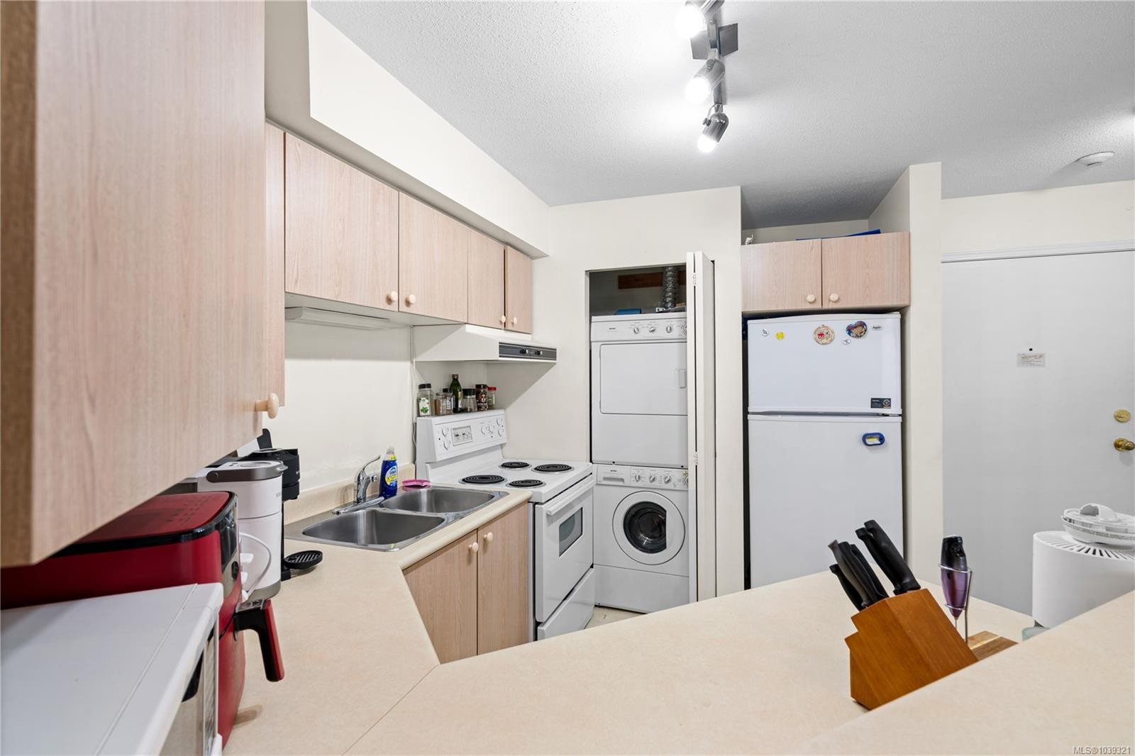 #312-2560 Wark St, Victoria, BC