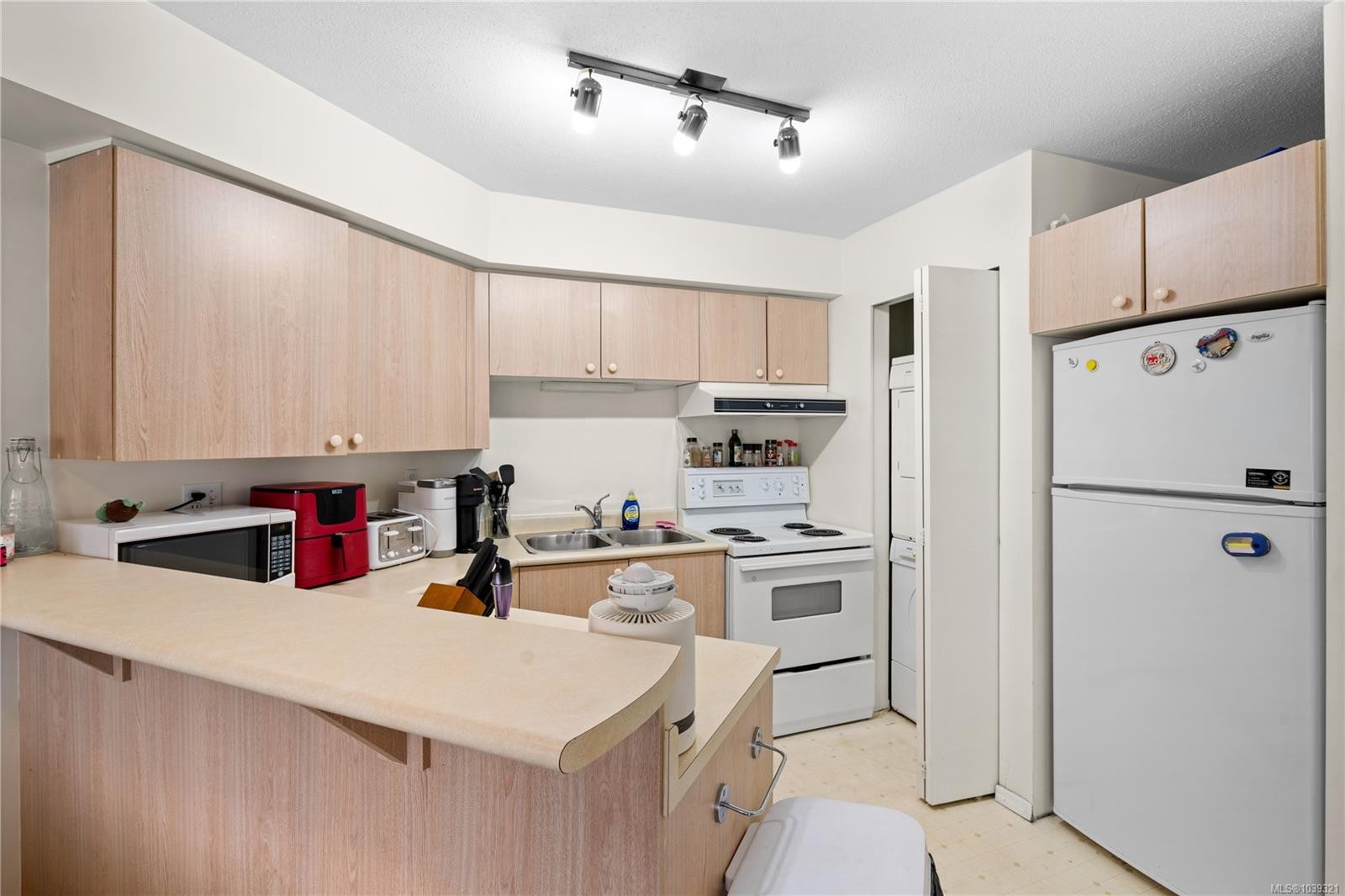 #312-2560 Wark St, Victoria, BC