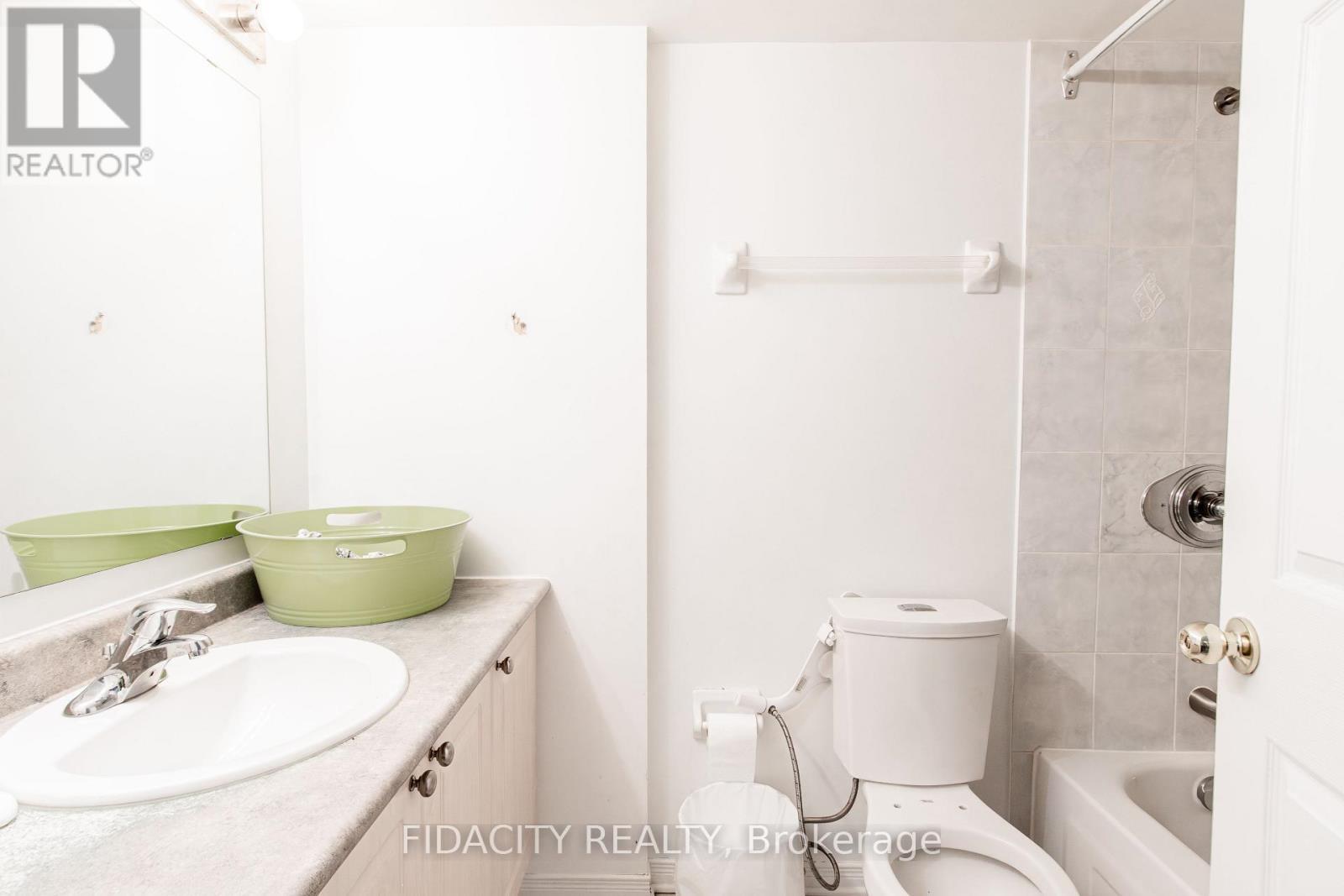 8A - 310 Central Park Drive, Ottawa, ON - Indoor Photo Showing Bathroom