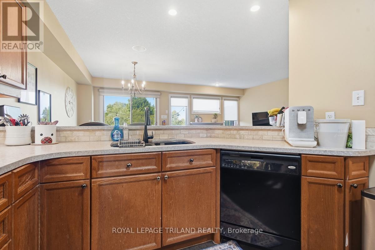 127 - 600 Hyde Park Road, London North (North O), ON - Indoor Photo Showing Kitchen With Double Sink