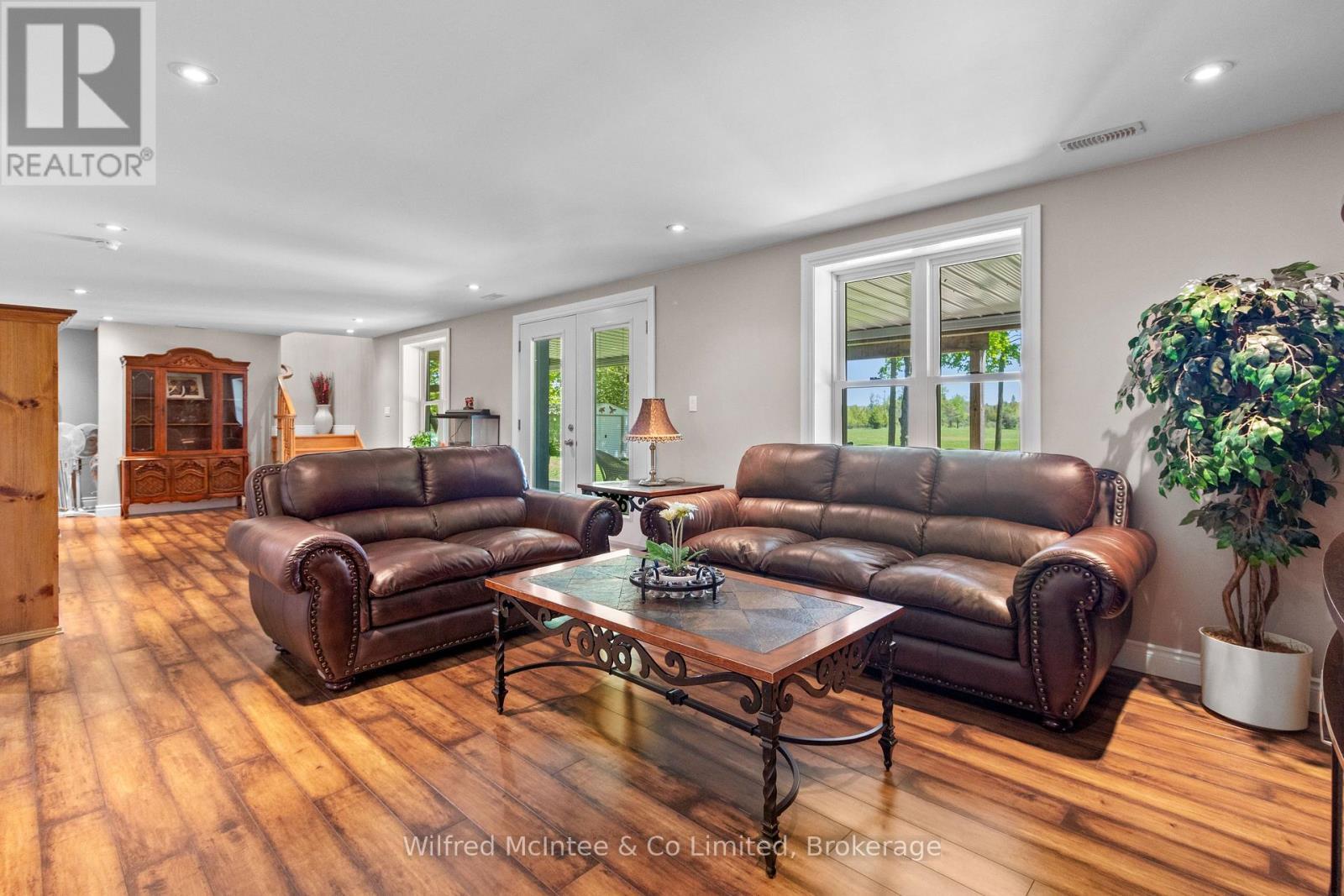 622829 Moto Park Road, Chatsworth, ON - Indoor Photo Showing Living Room