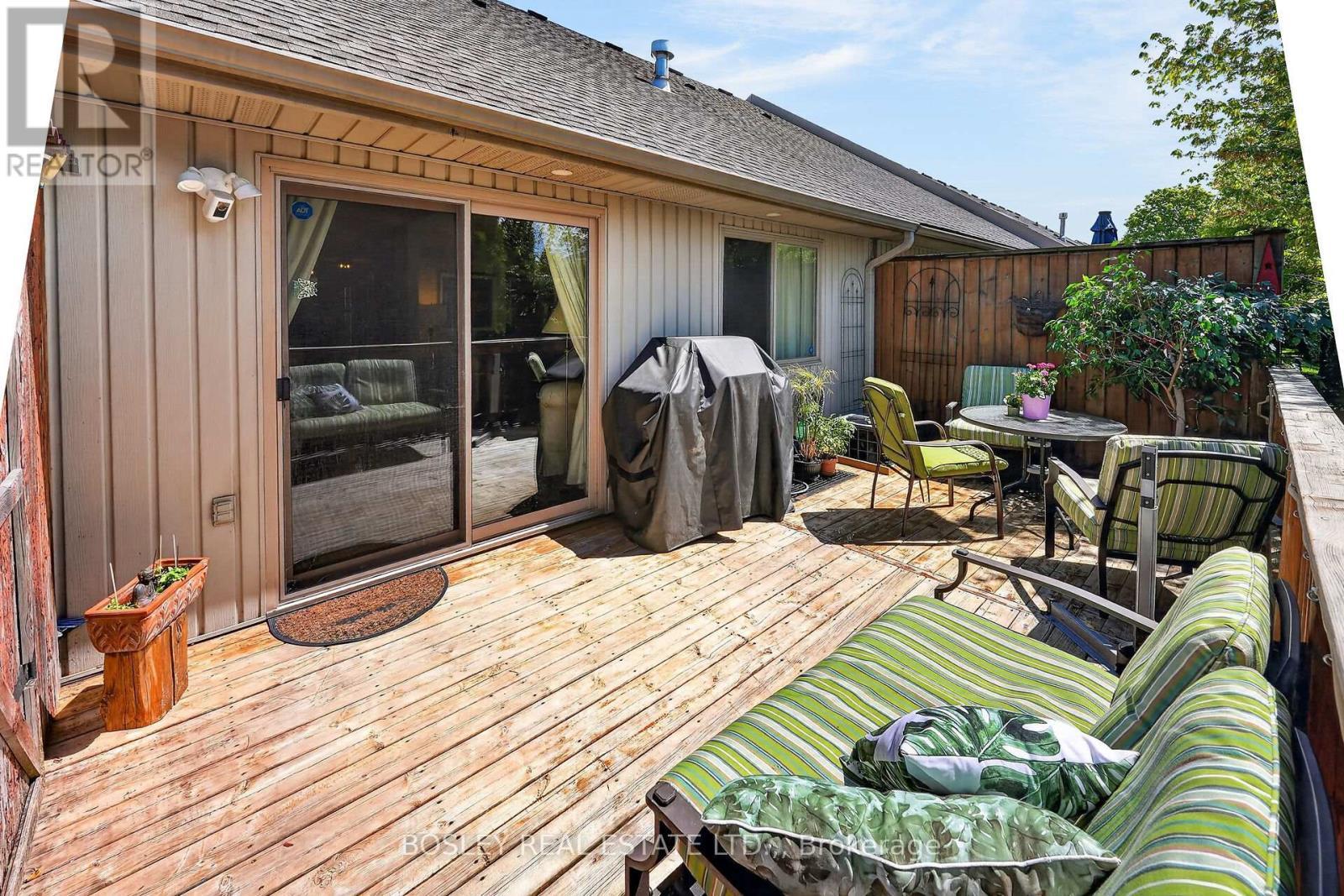 Over sized deck for entertaining - Unit 12 - 7 Gibson Place, St. Catharines (Downtown), ON - Outdoor With Deck Patio Veranda With Exterior