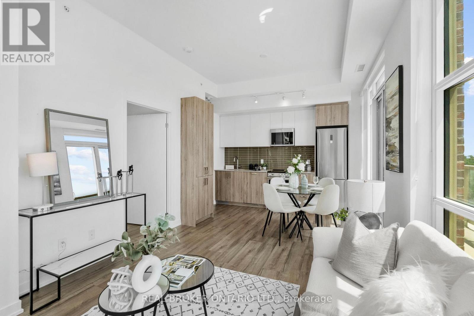 Living Room/Dining Room/Kichen - 920 - 1787 St Clair Avenue W, Toronto, ON