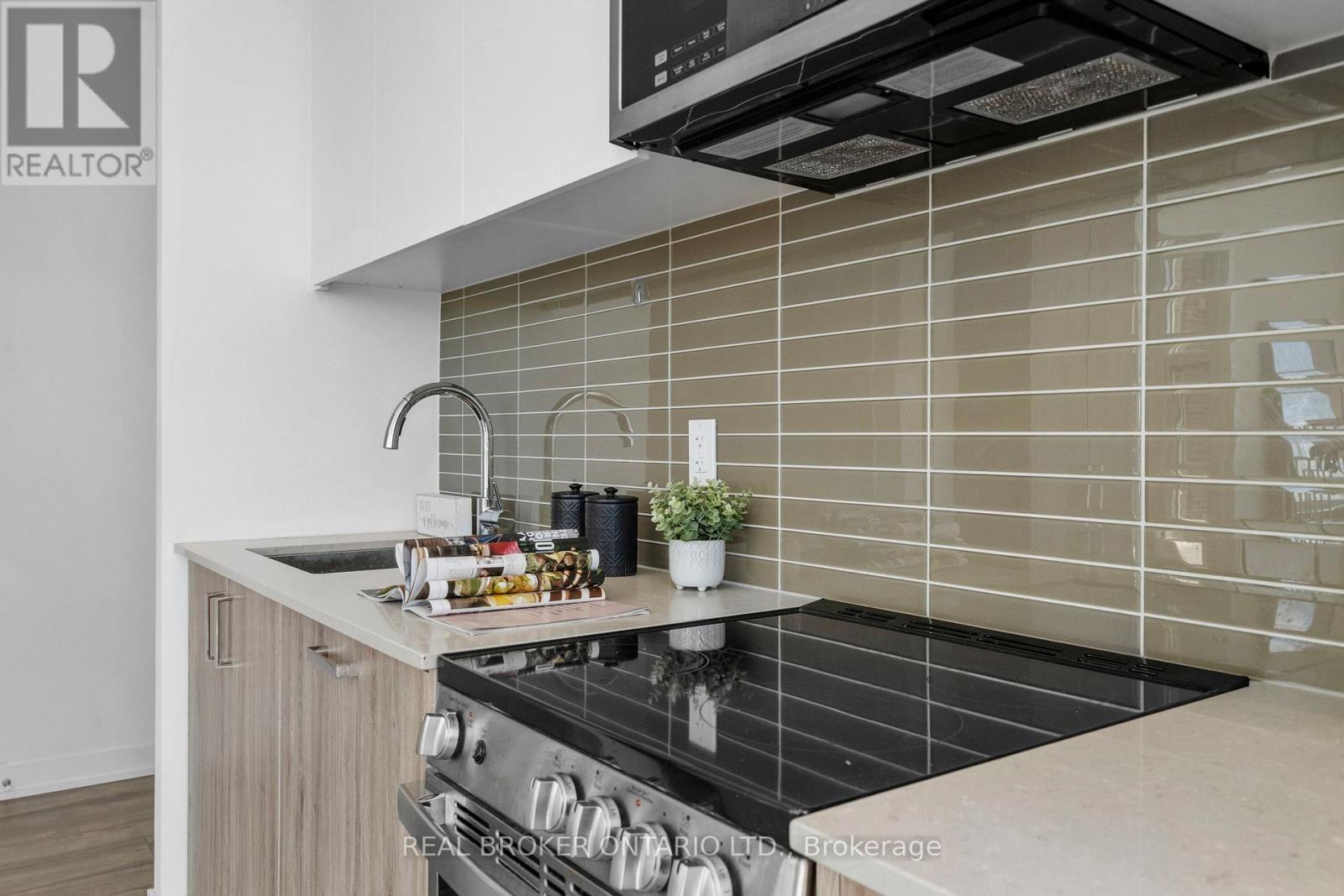 Kitchen - 920 - 1787 St Clair Avenue W, Toronto, ON