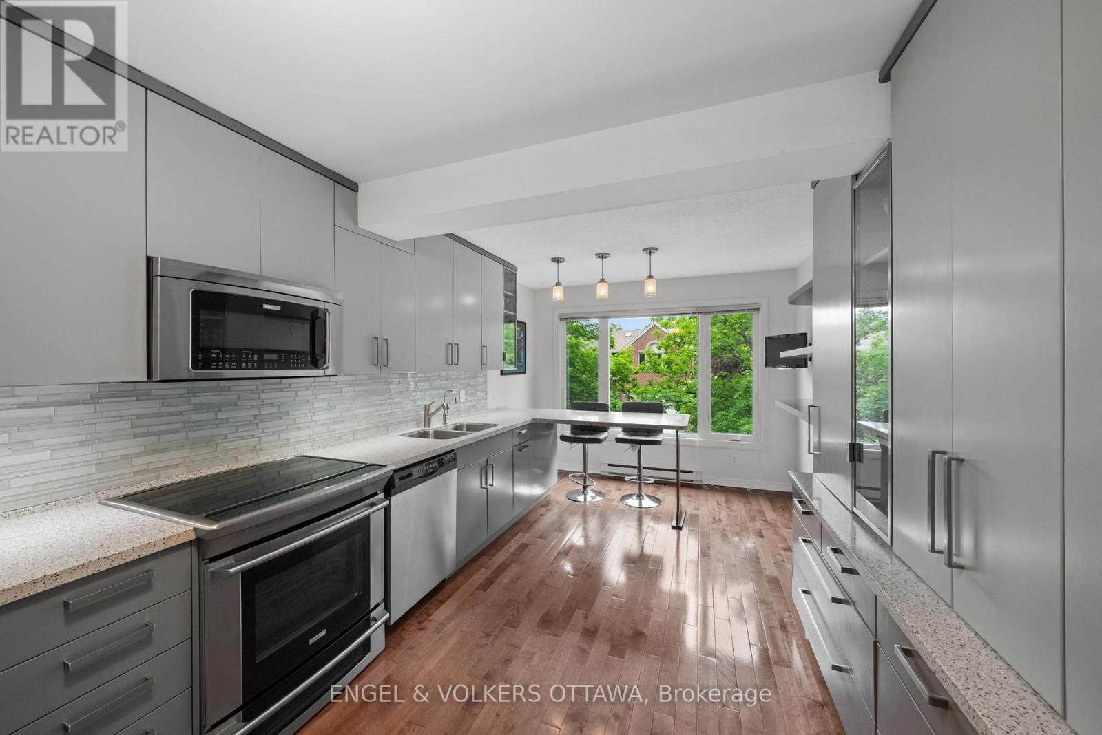 Beaeutifully updated kitchen - 44 Dunbarton Court, Ottawa, ON
