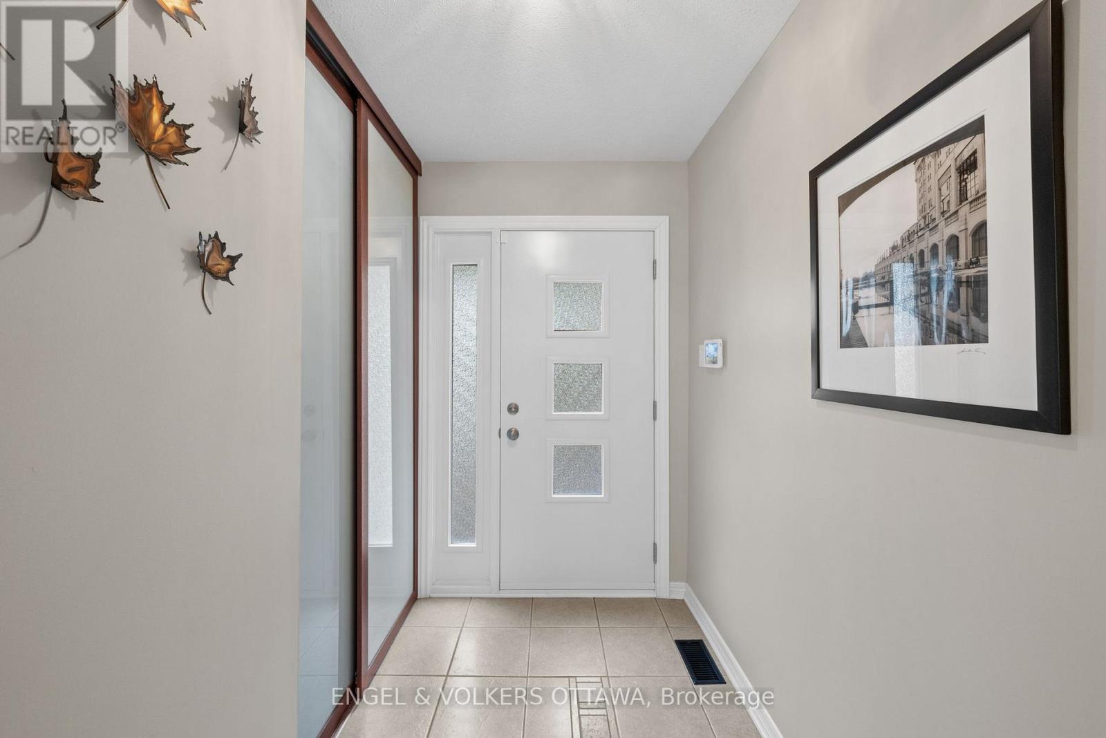 Large entrance way closet - 44 Dunbarton Court, Ottawa, ON