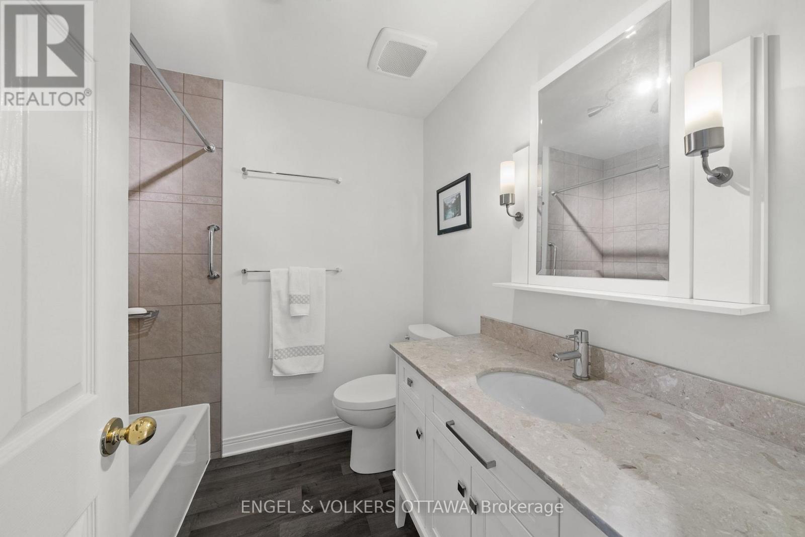 Main bathroom - 44 Dunbarton Court, Ottawa, ON