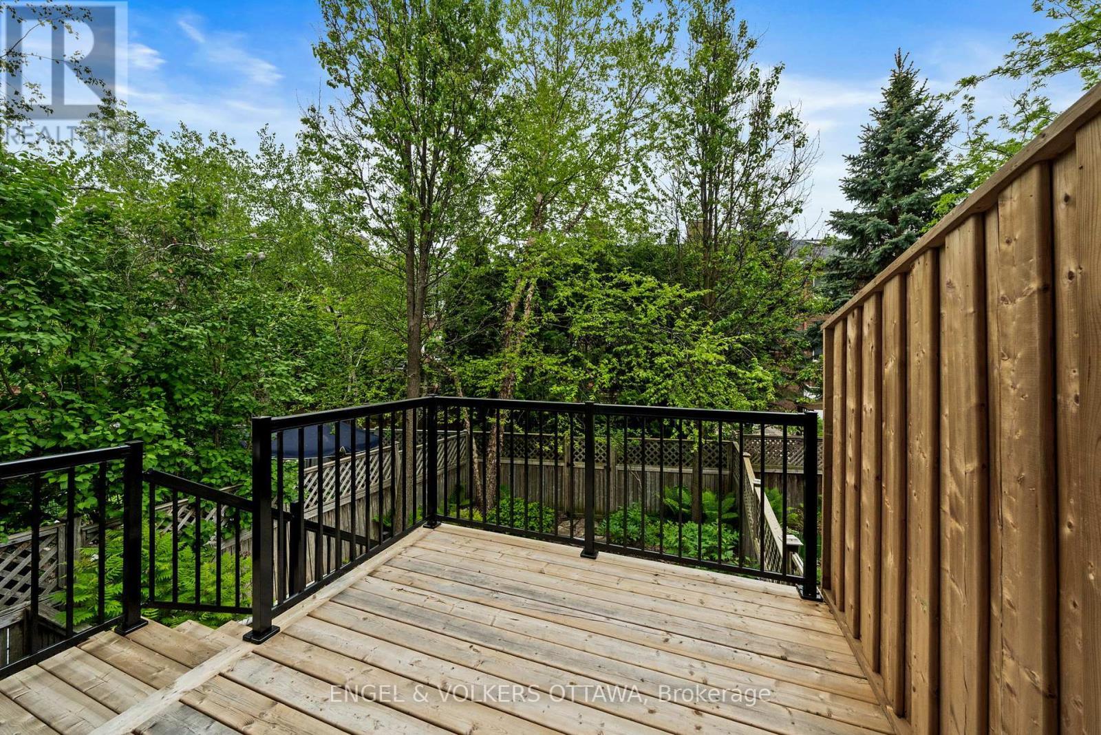 Large deck off of living room - 44 Dunbarton Court, Ottawa, ON