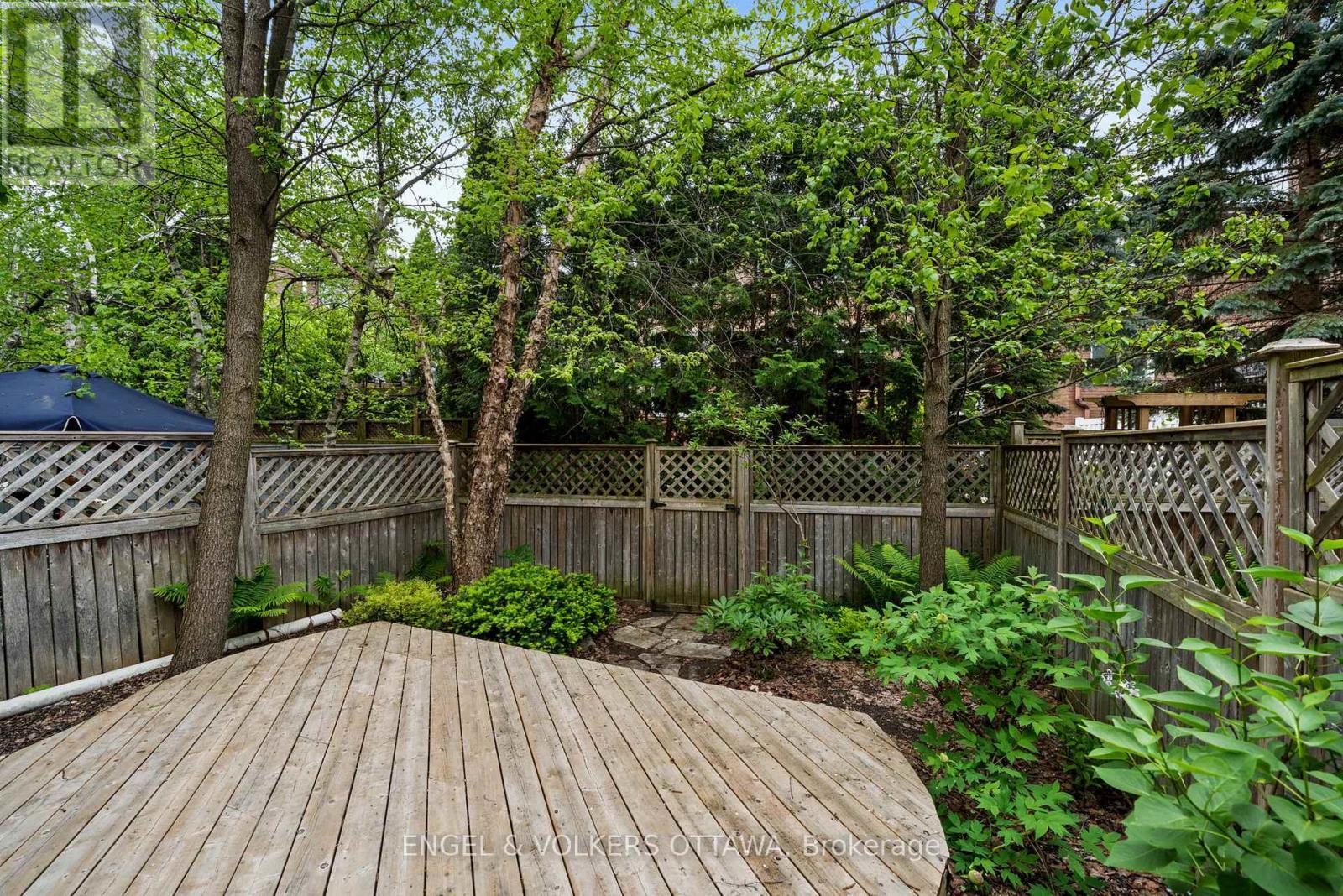 Large deck off of living room - 44 Dunbarton Court, Ottawa, ON