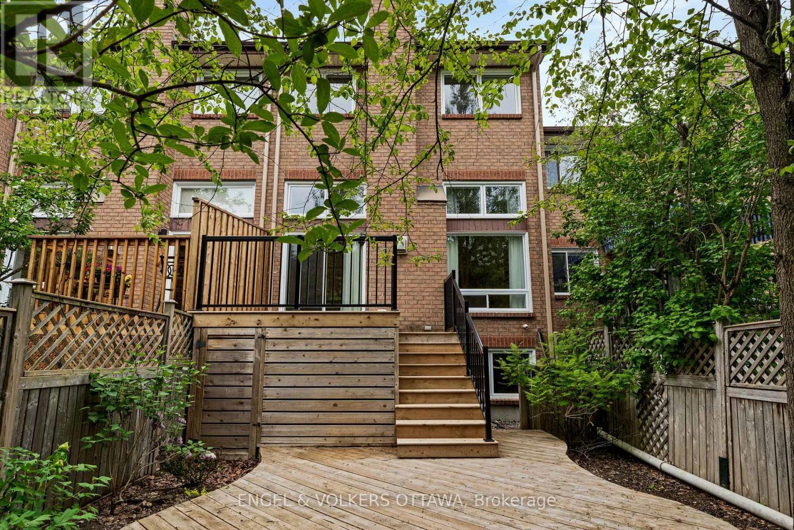 Private deck in back yard - 44 Dunbarton Court, Ottawa, ON