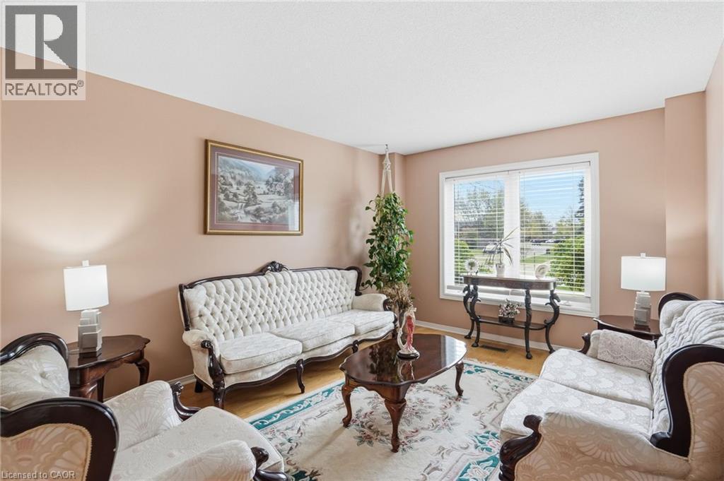 3277 Folkway Drive, Burlington, ON - Indoor Photo Showing Living Room