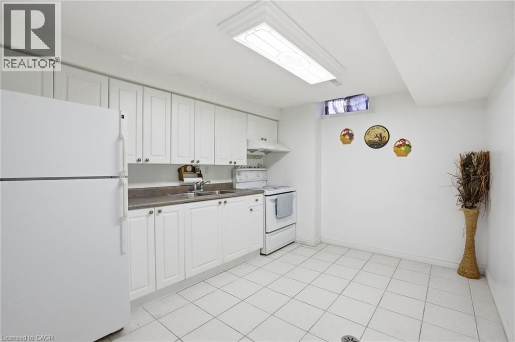 3277 Folkway Drive, Burlington, ON - Indoor Photo Showing Kitchen With Double Sink