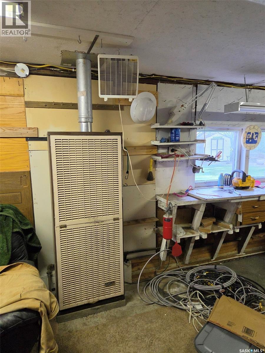 118 5Th Street W, Carlyle, SK - Indoor Photo Showing Garage