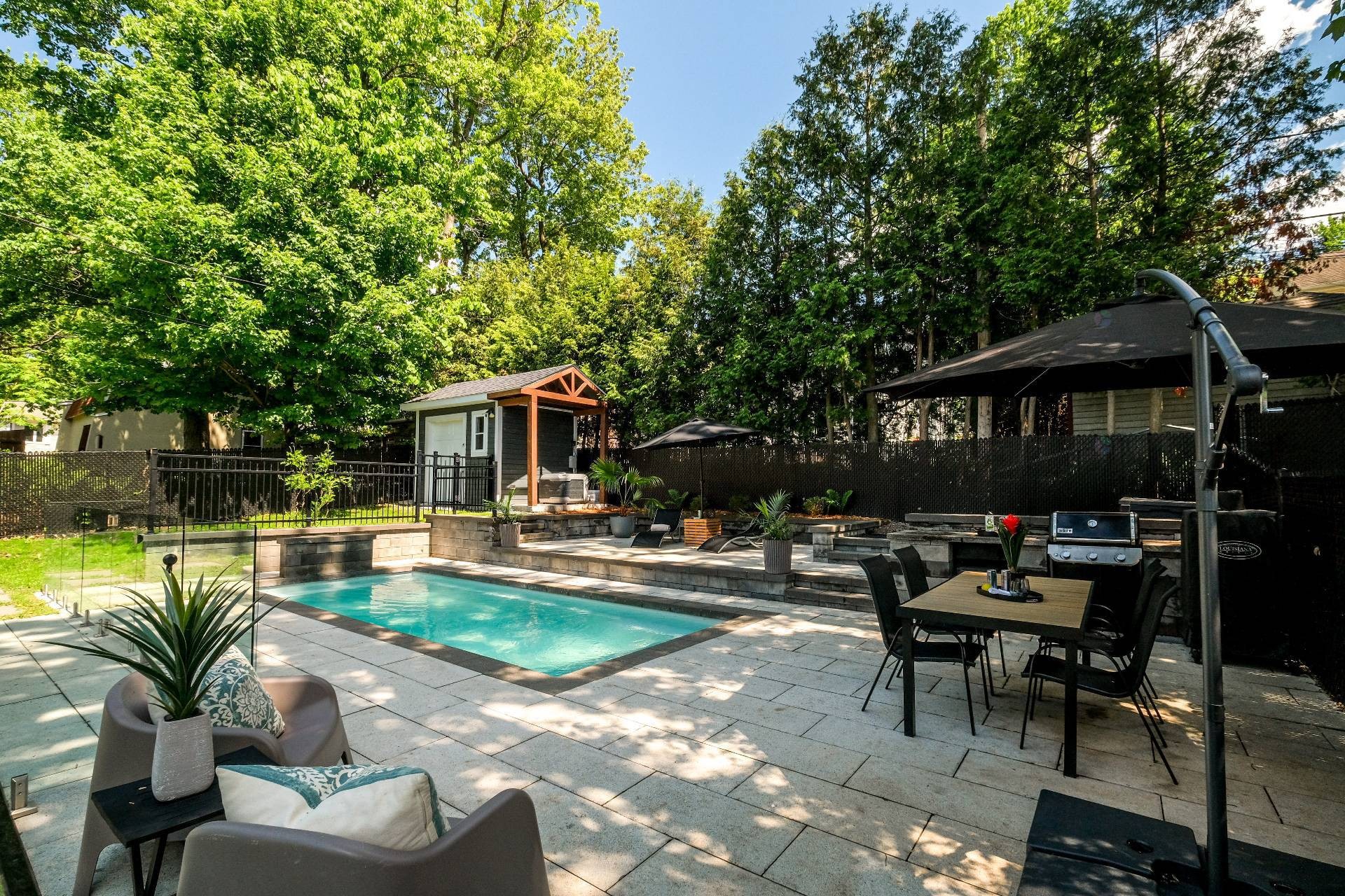 Cour - 902 Rue St-John, Otterburn Park, QC