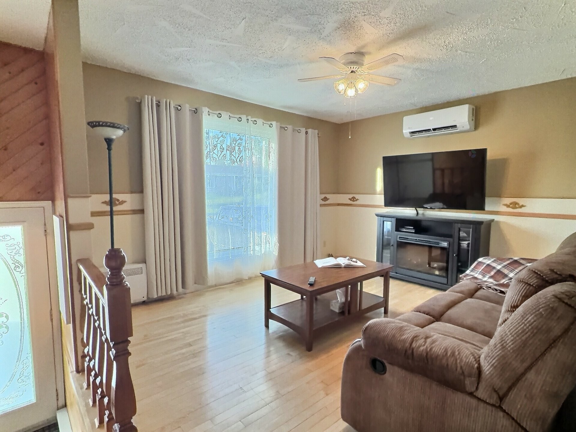 Salon - 4 Rue Caron, Ville-Marie, QC - Indoor Photo Showing Living Room