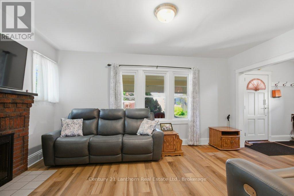 7 Purdy Street, Belleville (Belleville Ward), ON - Indoor Photo Showing Living Room With Fireplace