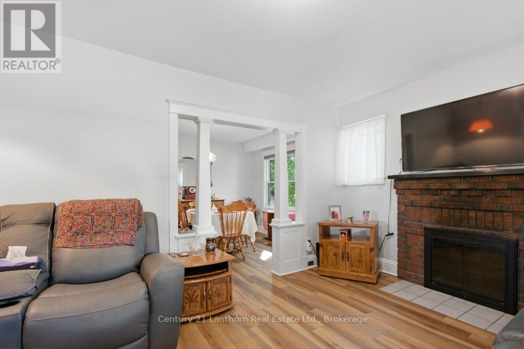 7 Purdy Street, Belleville (Belleville Ward), ON - Indoor Photo Showing Living Room With Fireplace