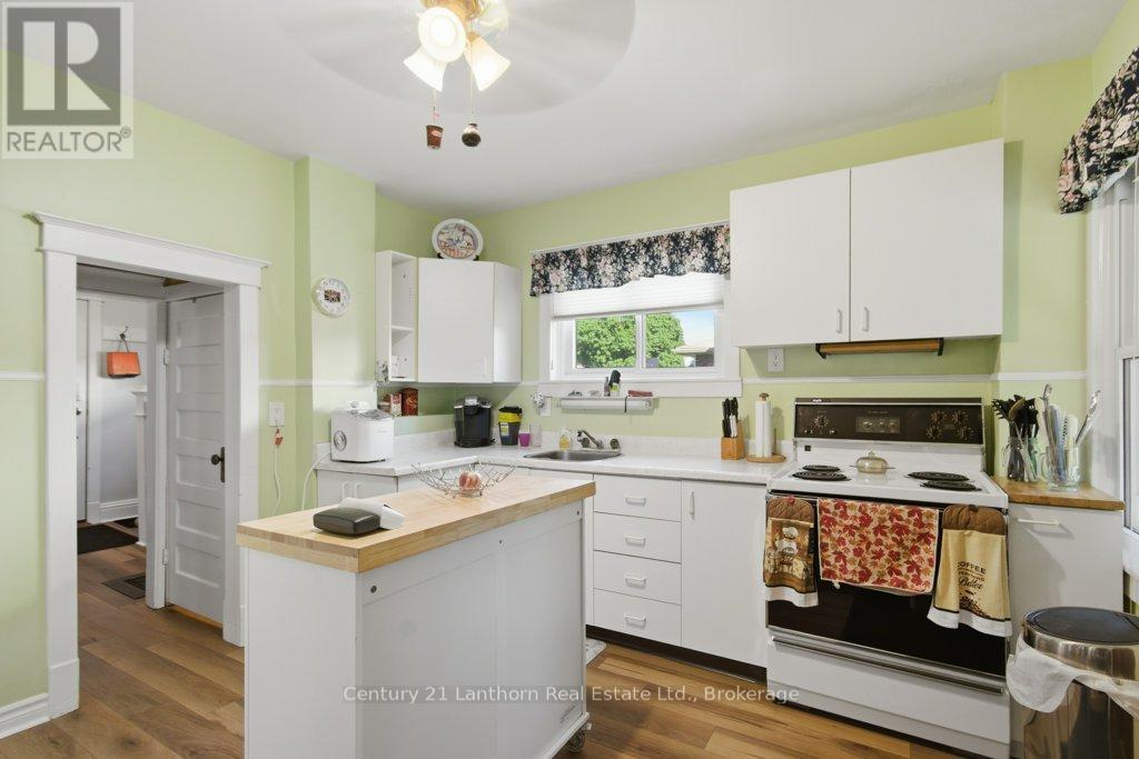 7 Purdy Street, Belleville (Belleville Ward), ON - Indoor Photo Showing Kitchen