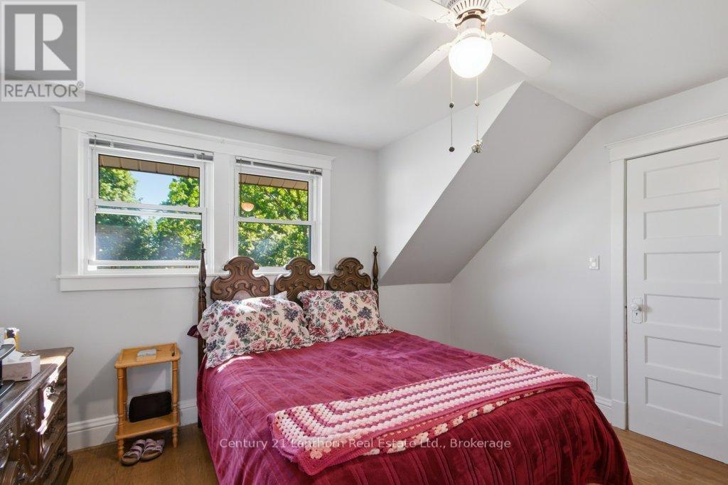 7 Purdy Street, Belleville (Belleville Ward), ON - Indoor Photo Showing Bedroom