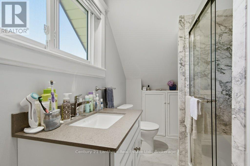7 Purdy Street, Belleville (Belleville Ward), ON - Indoor Photo Showing Bathroom