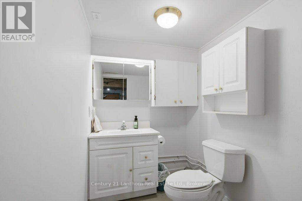 7 Purdy Street, Belleville (Belleville Ward), ON - Indoor Photo Showing Bathroom