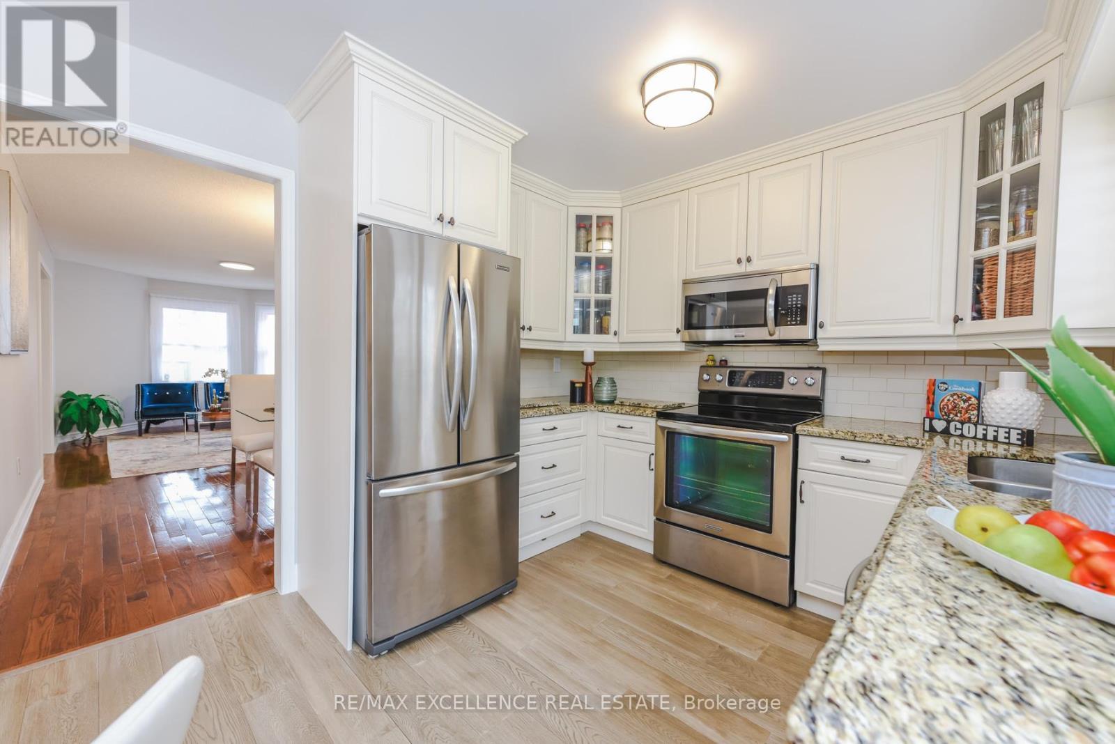 62 Atkins Circle, Brampton, ON - Indoor Photo Showing Kitchen