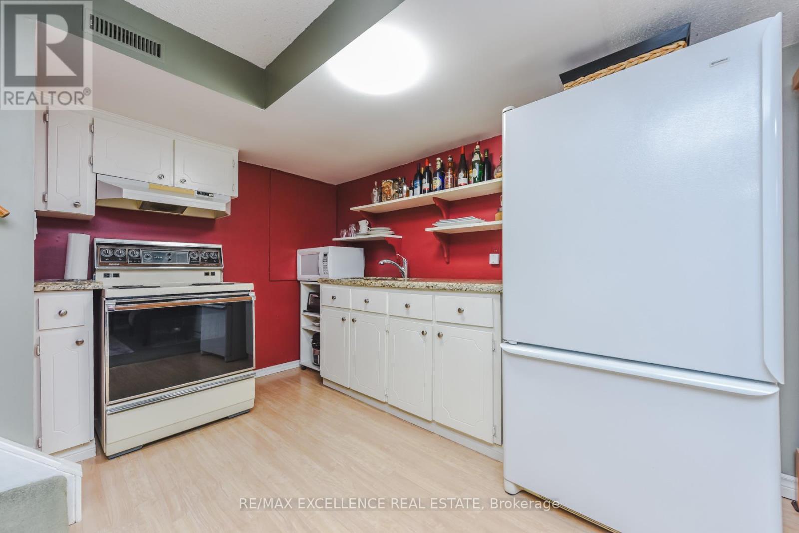 62 Atkins Circle, Brampton, ON - Indoor Photo Showing Kitchen