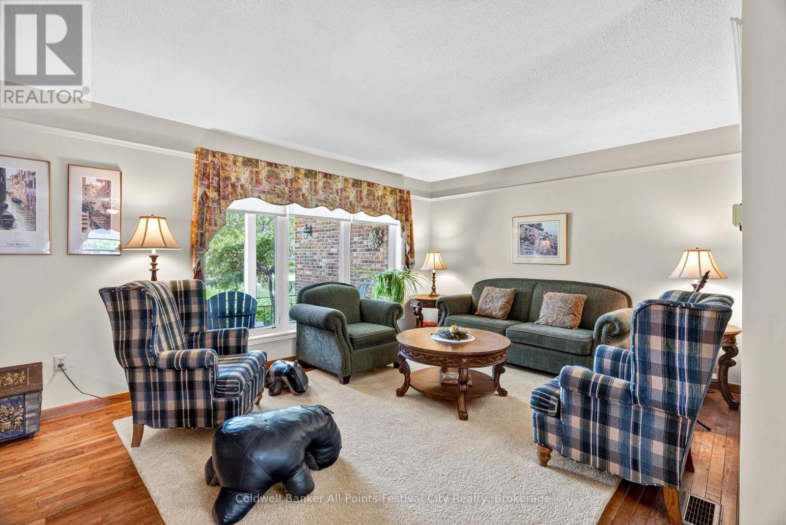 30 Mohawk Crescent, Central Huron (Clinton), ON - Indoor Photo Showing Living Room
