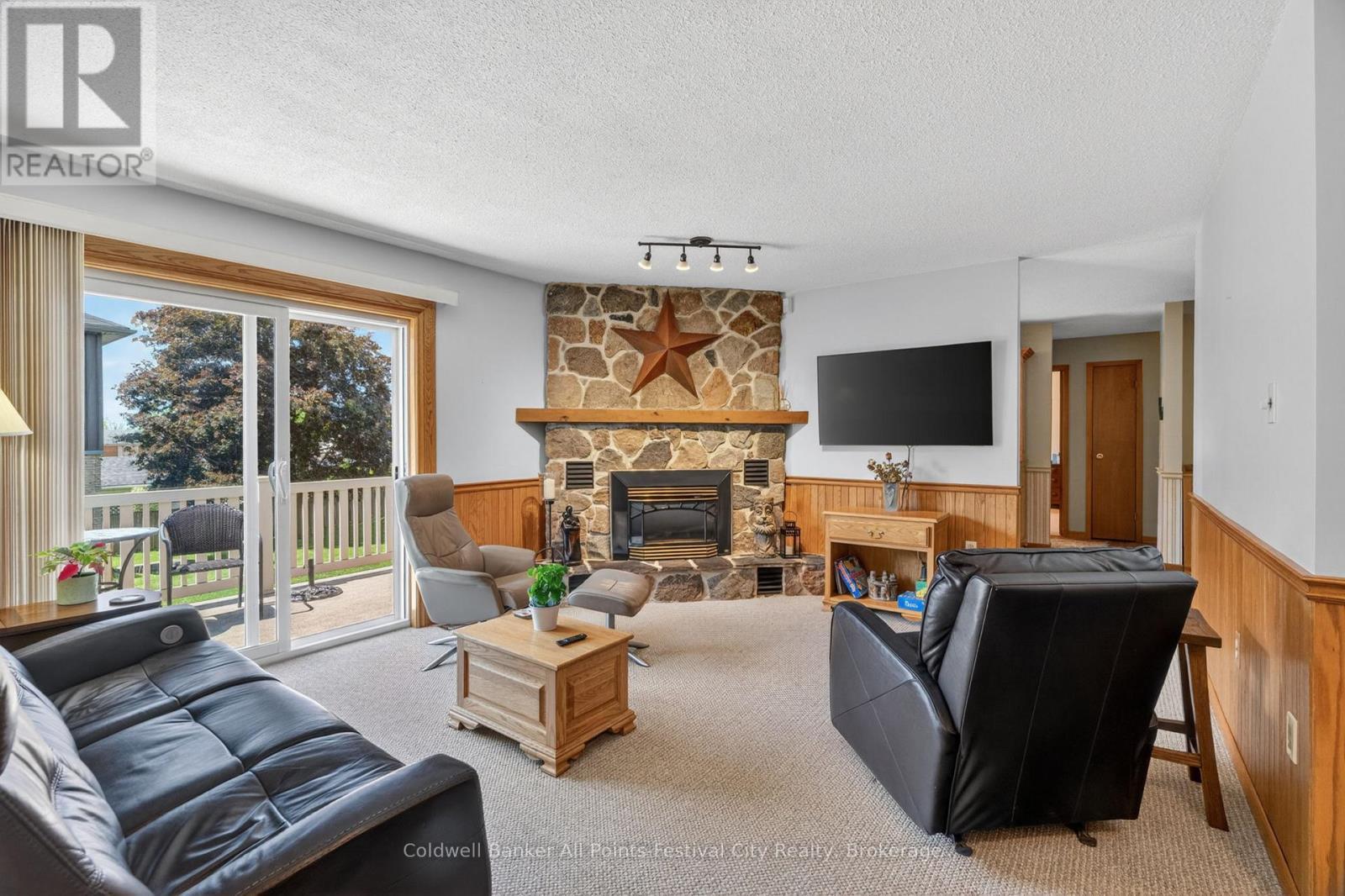 30 Mohawk Crescent, Central Huron (Clinton), ON - Indoor Photo Showing Living Room With Fireplace