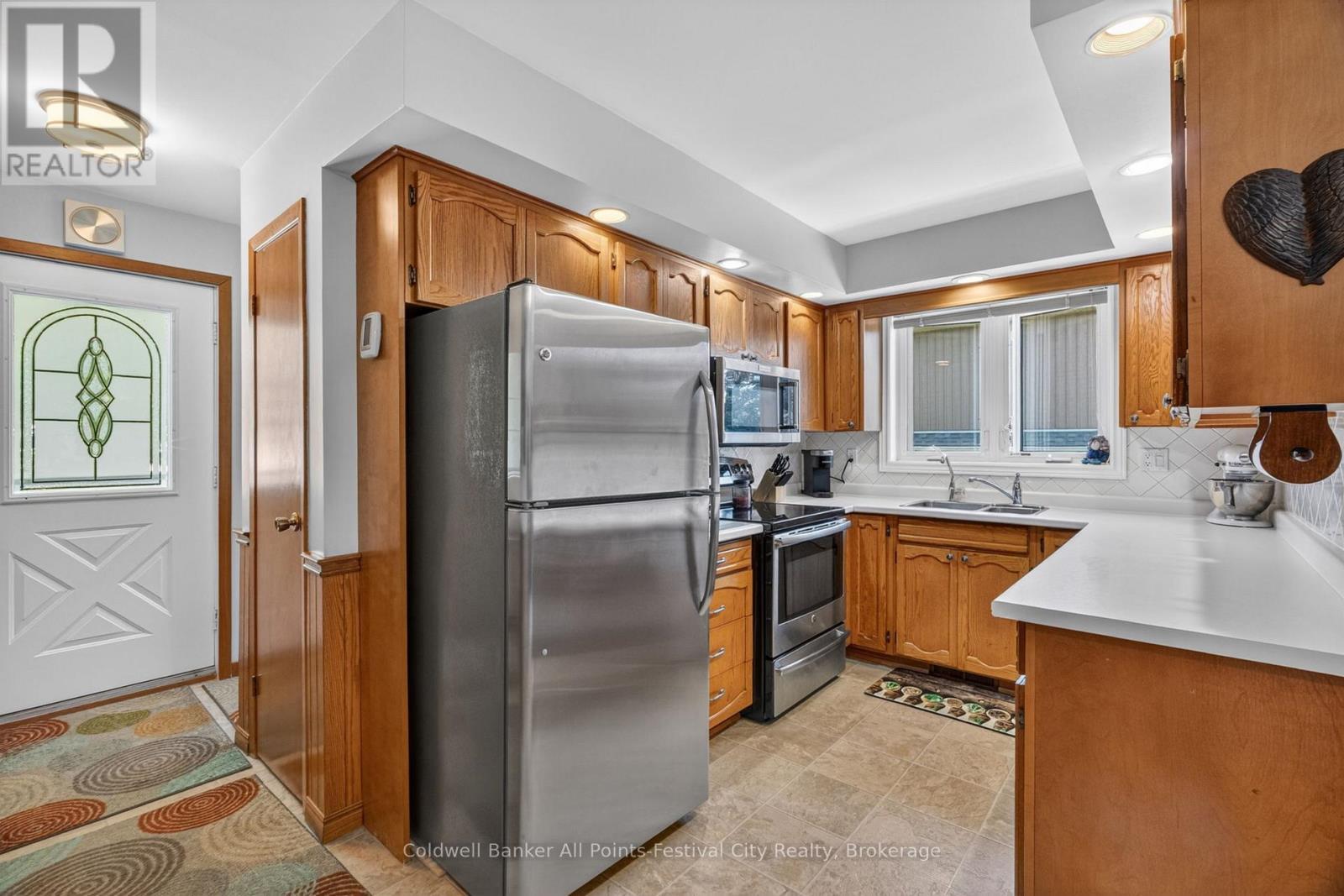 30 Mohawk Crescent, Central Huron (Clinton), ON - Indoor Photo Showing Kitchen